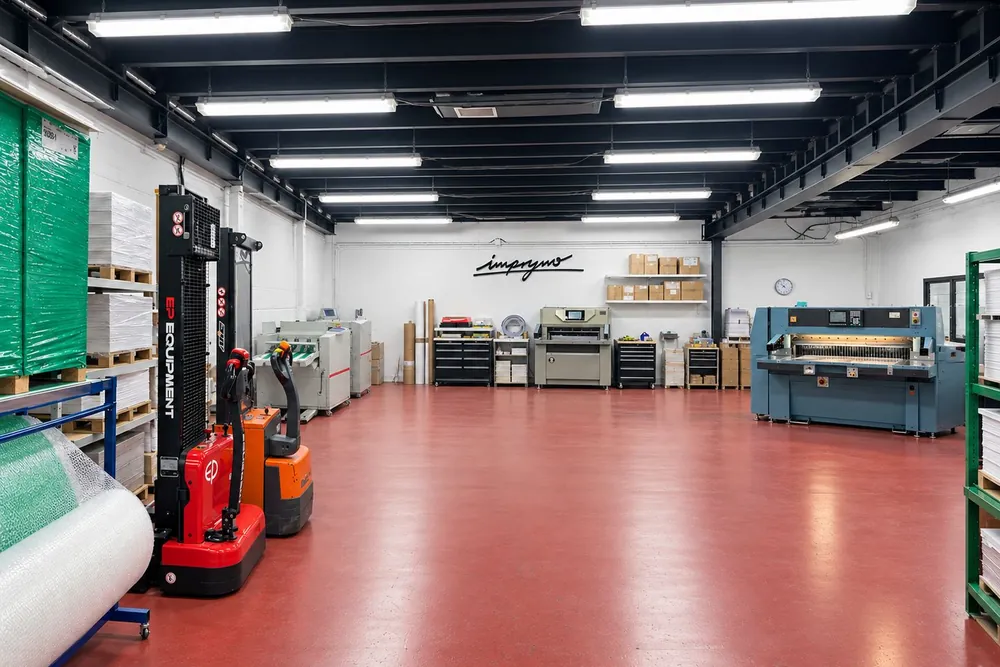 Nave de producción de IMPRYMO con la guillotina y la plegadora