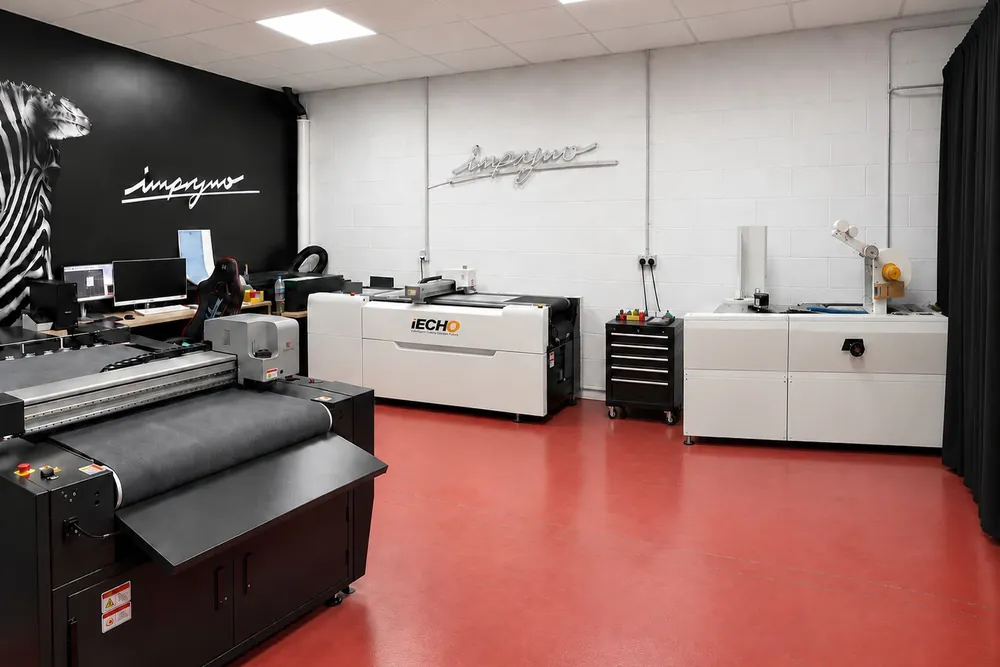 Sala de troquelado digital de IMPRYMO con la mesa de corte iECHO